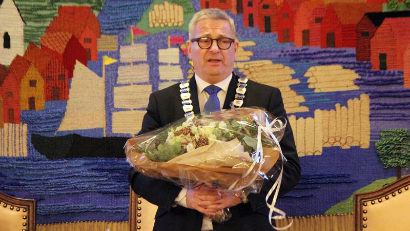 Ordfører Tore Opdal Hansen takkes av med blomster etter sitt siste bystyremøte.