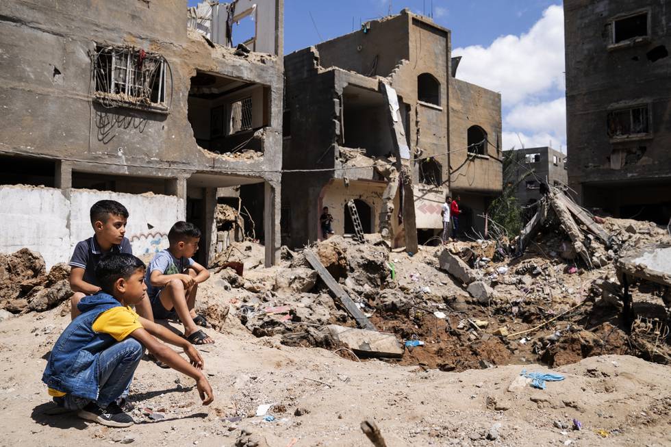 Barn leiker i ruinene av utbombede hus i  Beit Hanoun nord på Gaza-stripen.