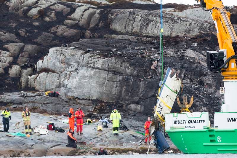 13 personer mistet livet i helikopterulykken på Turøy i slutten av april. Her heises deler fra helikopteret opp av vannet. Foto: Torstein Bøe / NTB scanpix
