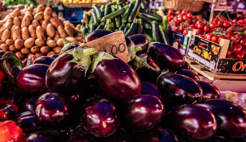 Bugnende marked: – Tre svære auberginer til én Euro! Bjørn Olav har snust inn stemningene på Sicilia i sin nye vegetarbok.