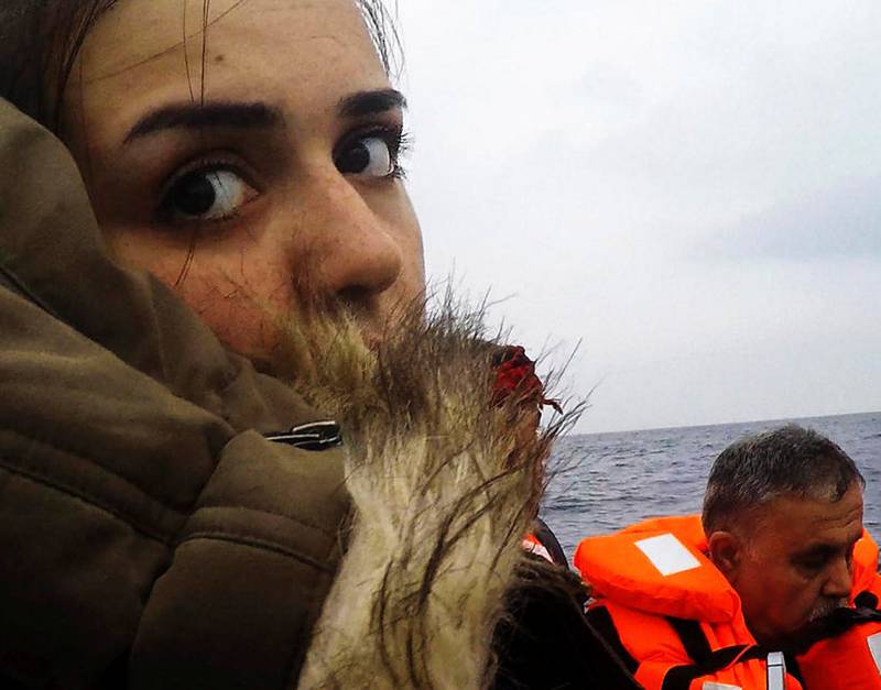 Fra filmen «Ranias flukt»: 20-årige Rania i gummibåt på vei fra Tyrkia til Hellas.