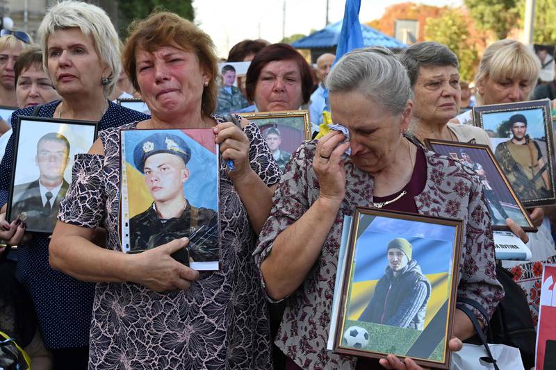 Det ventes at det neste store slaget i krigen kommer i Donbas, der områdene Luhansk og Donetsk ligger - men mange liv har allerede gått tapt der etter mange år med væpnet konflikt. Dette bildet fra 2019 foran den russiske ambassaden i Kyiv viser mødre og enker etter ukrainske soldater som døde i Donetsk fem år tidligere.