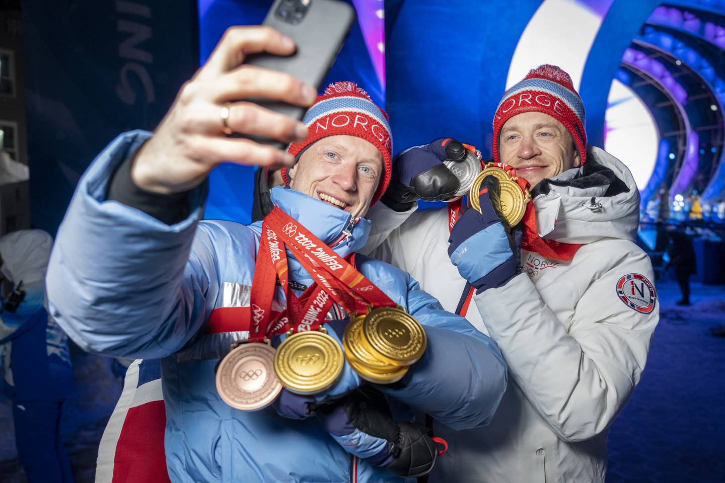 Johannes Thingnes Bø (t.v.) og storebroren Tarjei Bø forsynte seg grovt av medaljefatet i OL i Kina.
Foto: Heiko Junge / NTB