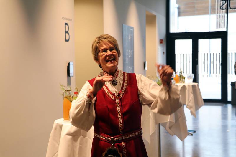 Dirigent Liv Særheim leder Sandnes kulturskoles kor VIVA under åpningsserimonien.
