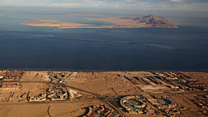 Egypt har gitt fra seg øyene Tiran i forgrunnen og Sanafir i Rødehavet til Saudi-Arabia, til store protester i Egypt. - Som å gi fra seg hellig land, sier prifessor til Dagsavisen. FOTO: AFP/NTB SCANPIX