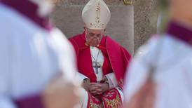 Brannen i Notre-Dame: Folket tilbyr penger - pave Frans tilbyr bønn