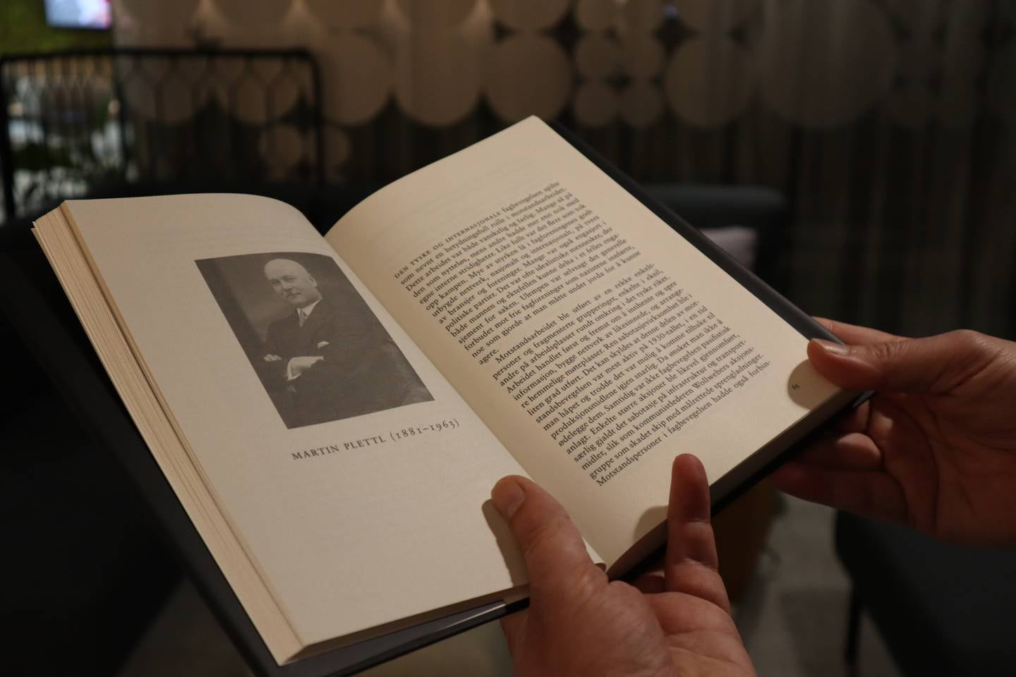 Boken "De motvillige" er åpnet på siden om Martin Plettl, i hendene på Kristian Ilner.