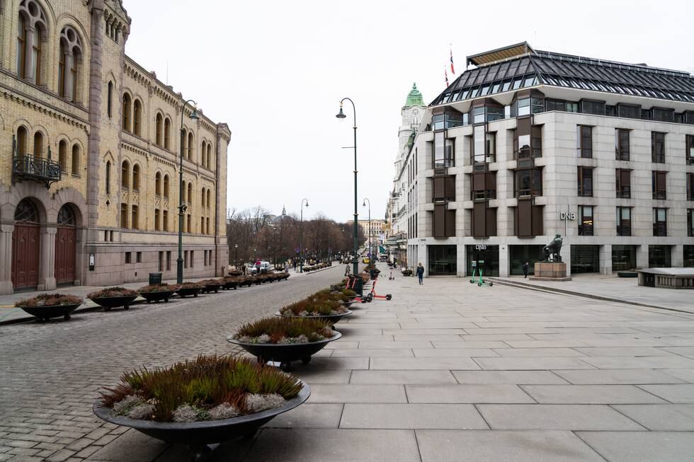 Et fåtall mennesker å se i Karl Johans gate i Oslo.  Korona-pandemien har ført til en nedstengt hovedstad.