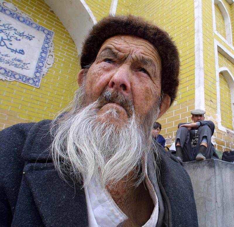 Kinesiske myndigheter forbyr unormalt langt skjegg og bruk av slør i Xinjiang-provinsen nordvest i Kina. Lovendringen trådte i kraft lørdag, men det er enda usikkert hvordan det vil bli håndhevet. 