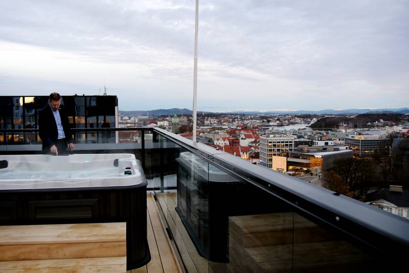 Boblebad på takterrassen. Her med hotelldirektør Jens Brandin. Foto: Tone Helene Oskarsen