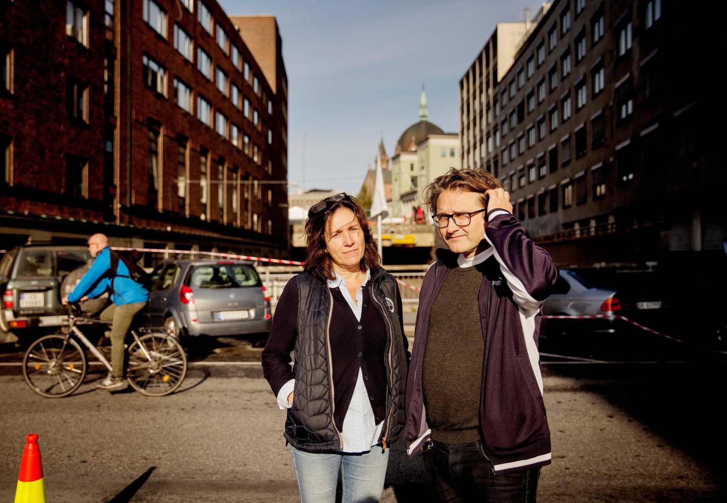 NRKs dramasjef Ivar Køhn og produsent Elisabeth Tangen på settet til «22. juli» i Møllergata.