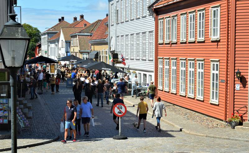 Som et av Norges mest populære turistmål viser den godt bevarte festningsbyen at den også er levende. Mange næringsdrivende melder om godt besøk og solid omsetning.
