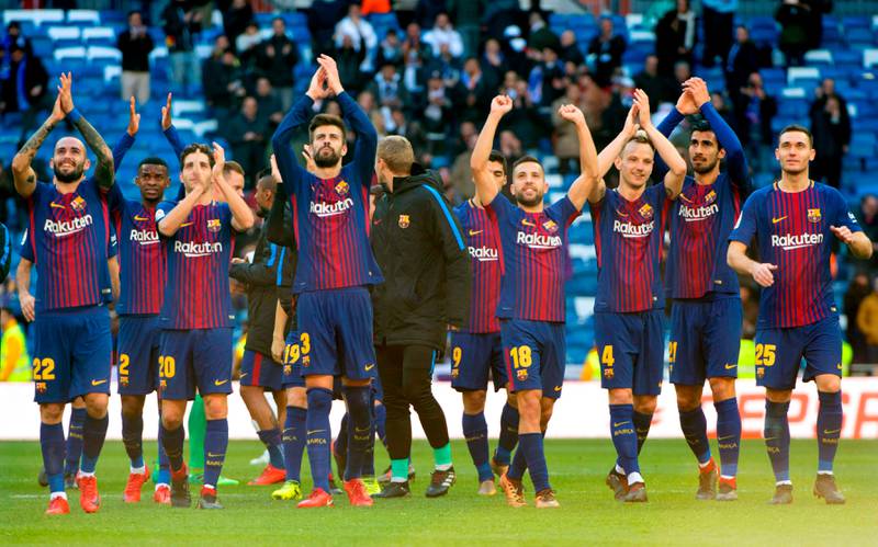 Barcelona-spillerne takker supporterne etter at festen er over.