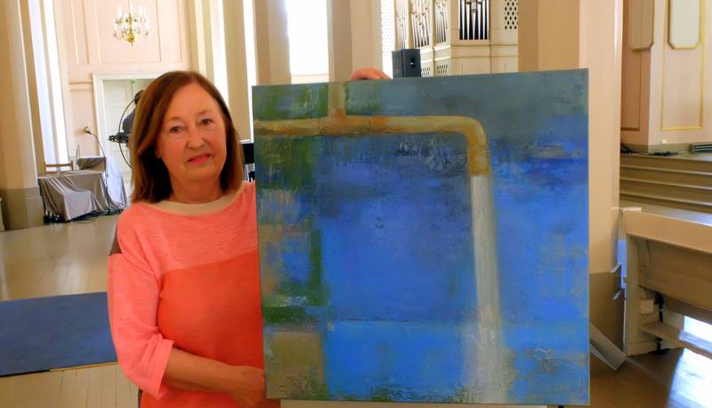 Blått: Evelyn Melsom viser et verk fra sitt vannprosjekt. – Det gir noen utfordringer å male med blått.