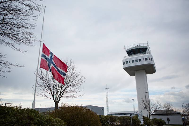 Flagget heises på halv stang ved Bergen lufthavn, Flesland, etter at et helikopter styrtet ved Turøy utenfor Bergen fredag. Foto: Emil Breistein / NTB scanpix