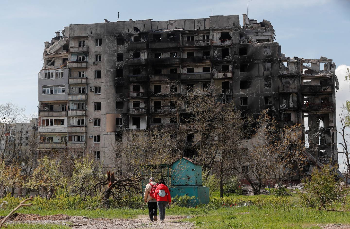 Ifølge ukrainske myndigheter er det fortsatt rundt 100.000 sivile som forsøker å overleve i den sønderknuste byen Mariupol.