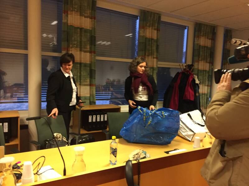 Forsvarer Mette Yvonne Larsen ankommer Drammen tingrett md en IKEA-bag full av dokumenter på rettssakens første dag.