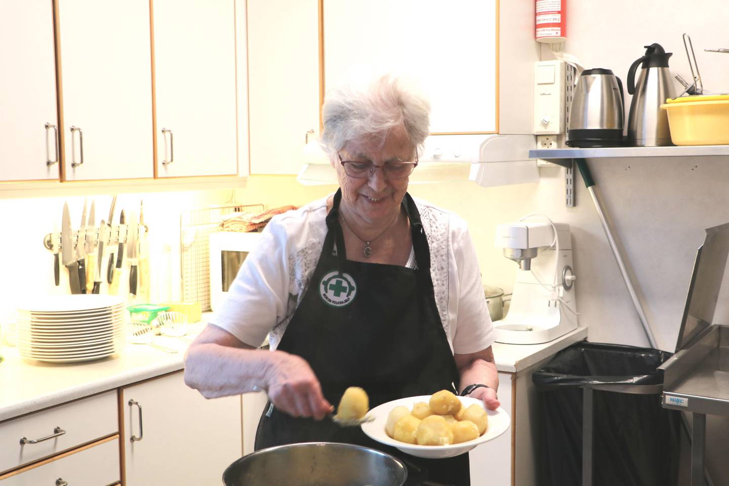 Gerd Lentz har servert middag til eldre i 22 år. Her forbereder hun en siste middag for dem i Tante Emmas hus.