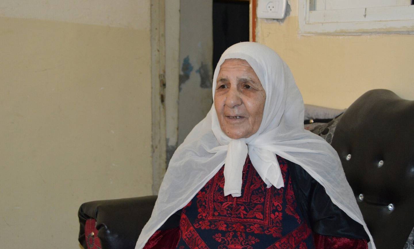 Sara Moussa al-Hilwa i sitt «midlertidige hjem» i Amari-leiren. Hun har vært der i 70 år.