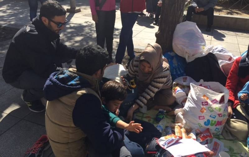 Kostas Stralis deler ut mat til afghanere på Victoria-plassen. FOTO: ÅSNE GULLIKSTAD 