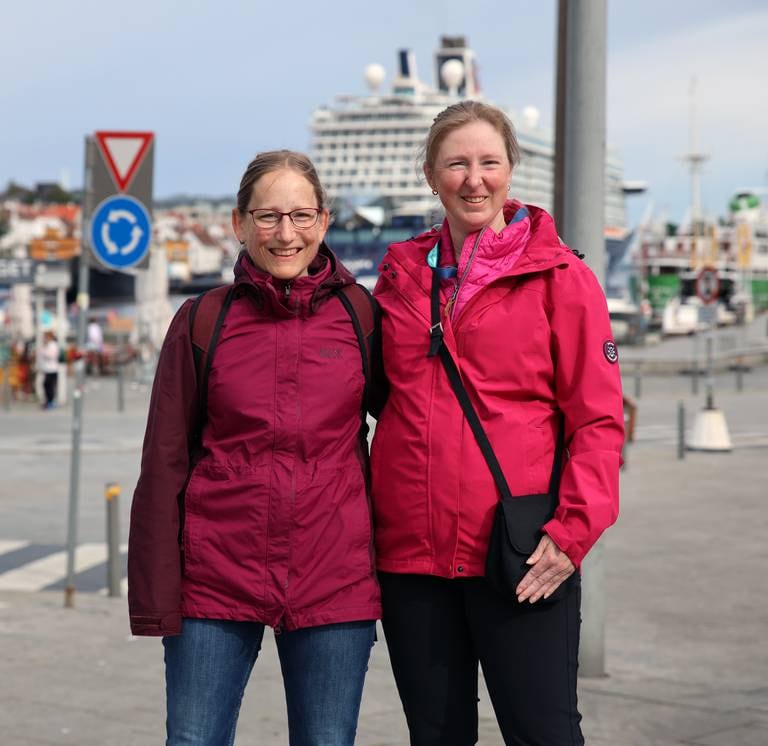 Jessica Uchtmann (t.v.) og Carmen Zeidler fra Hamburg gikk fredag ut fra «Mein Schiff 4» med planer om suvenirkjøp. Cruiseturistene hadde vært på Spitsbergen og Island før anløp Stavanger.