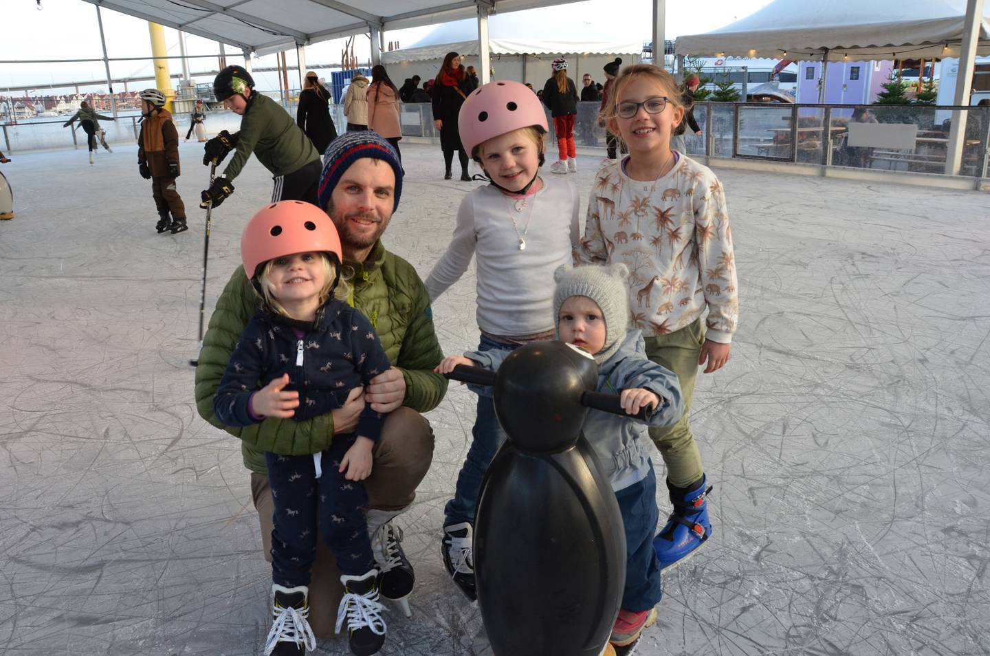 Tore Salte svingte seg sammen på isen med Agnes, Olava, Sara og lille Cornelius da isbanen ved Oljemuseet åpnet lørdag.