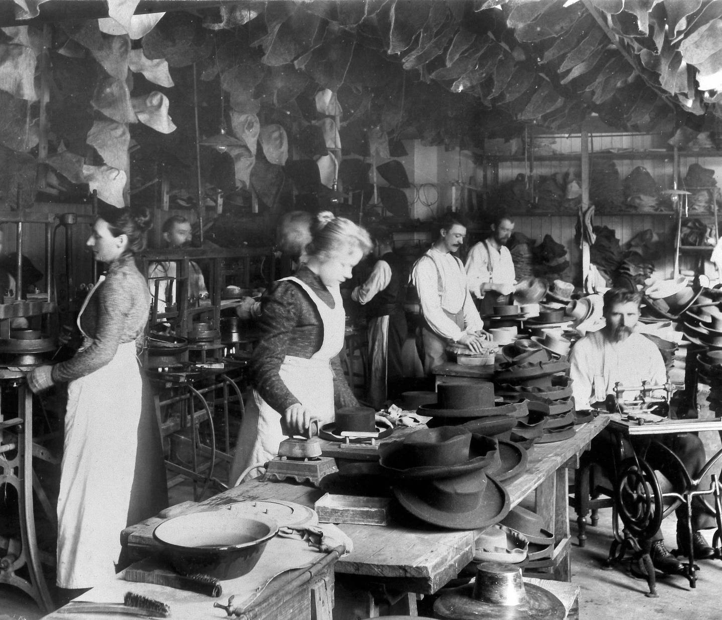 I Gøteborggata ble det også produsert filtplater til hatteproduksjon. Dette bildet er fra Carl Gulbrandsen & Co. Hattefabrikk i Karl Johans gate 16. Foto fra cirka 1900: Narve Skarpmoen/Oslo Museum