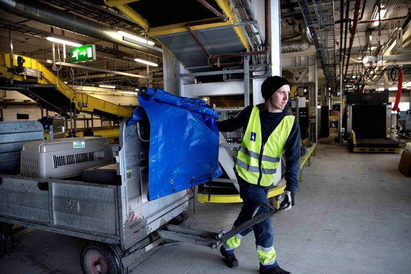 tunge løft: Borger Vestby jobber som stuer på Oslo Lufthavn. I snitt løfter han 19 tonn bagasje hver dag.
