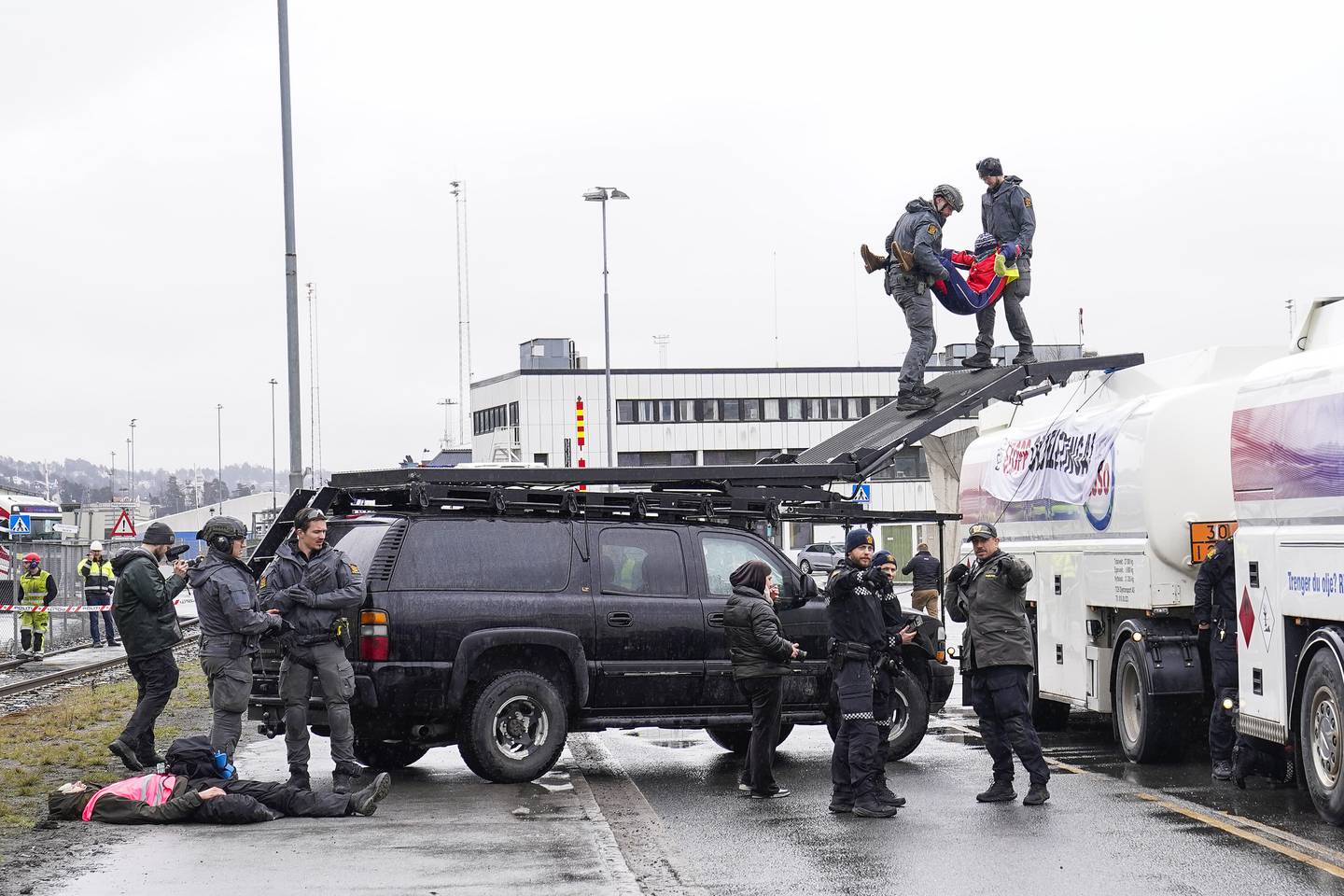 Politiet i Oslo har fått mye ekstraarbeid på grunn av aksjonistene fra Extinction Rebellion, som på ulike måter har blokkert oljeterminalen på Sjursøya i mange timer med jevne mellomrom de seneste to ukene.