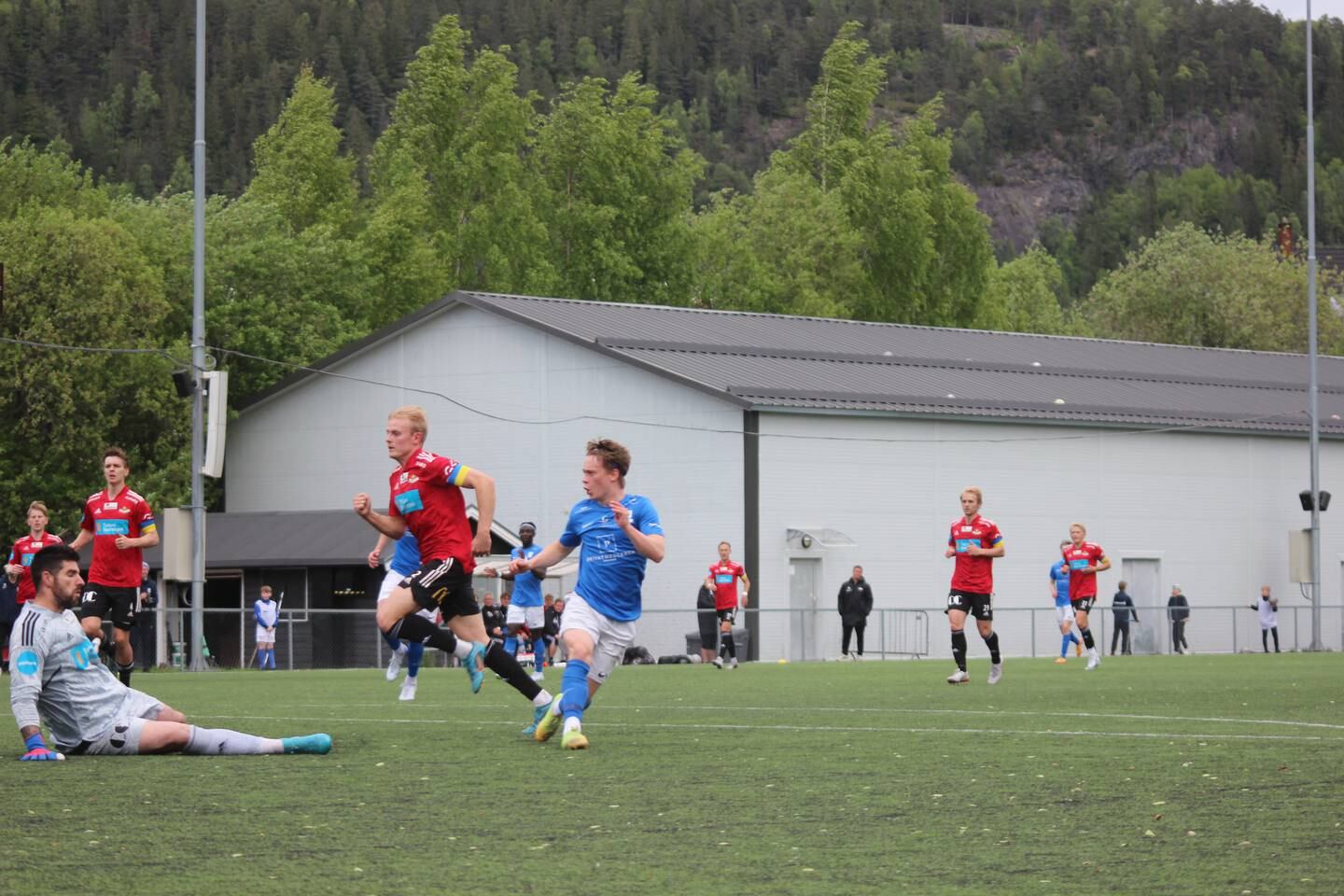 Kjelsås skapte flere store muligheter som de ikke klarte å score på. Her setter Rasmus Eggen Vinge ballen utenfor mål, etter å ha blitt spilt igjennom aleine med Gjøvik-Lyns målvakt.