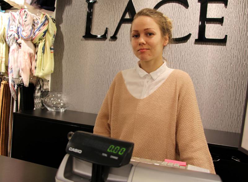Fornøyd med drammen: Catharina Madsen i klesbutikken Lace i Magasinet, mener Drammen er spart for stygge kjøpesentre i sentrum. FOTO: KENNETH LIA SOLBERG