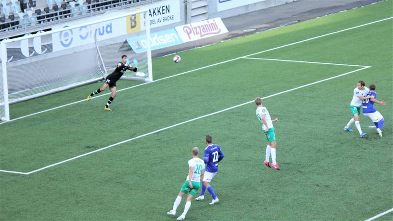 Flere minutter på overtid av andre omgang tvang Juba Moulas skudd HamKam-keeper Lars Jøndal ut i full strekk, for å unngå at Kamma nok en gang skulle tape alle poengene på overtid.
