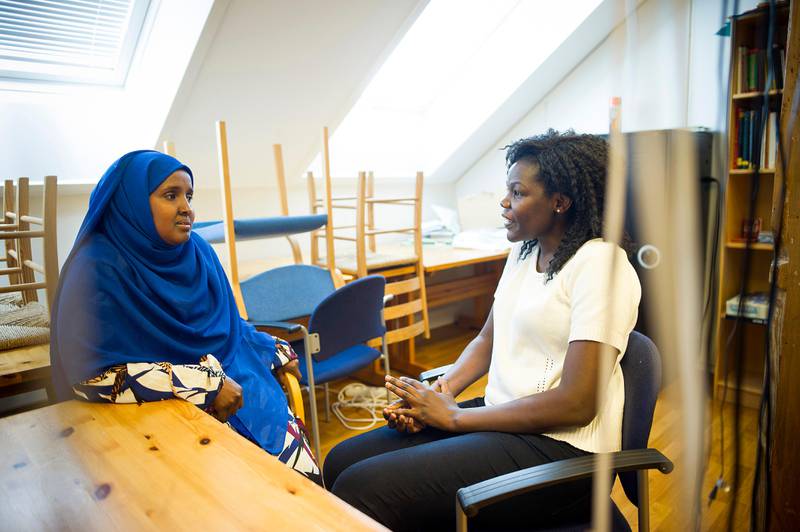 Mary Achiro og Tiitiin Ali Madobe er blant kvinnene som benytter seg av KIAs språkundervisning i Stavanger. Tilbudet blir fra høsten halvert på grunn av søknadskrøll.