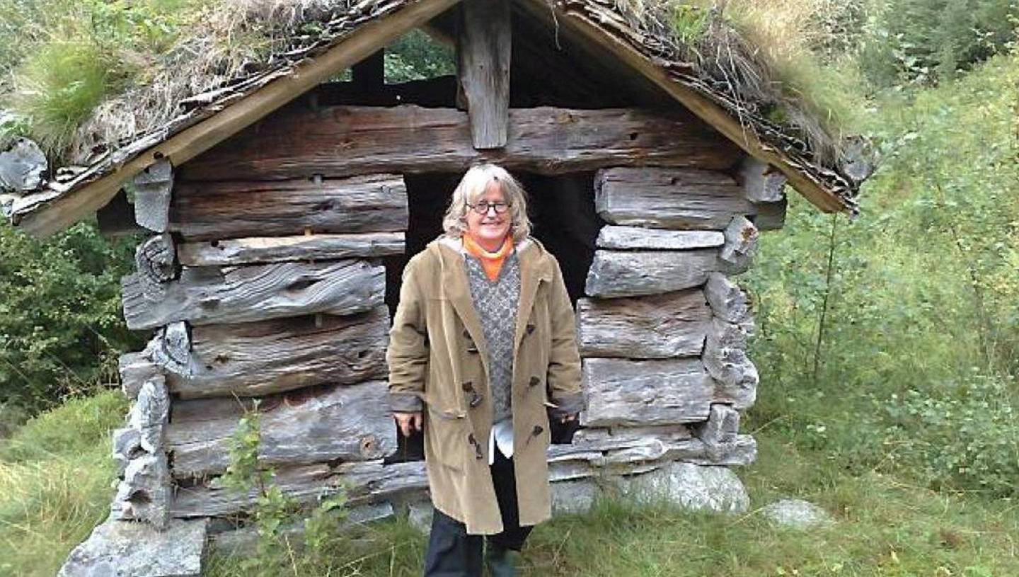 Kunstner Marianne Heske foran «Gjerdeløa» i Tafjord