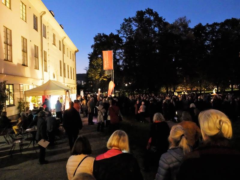 Over 700 mennesker møtte opp til vernissage eller åpningsfest på Fellesutstillingen under Kunst Rett Vest 2018.
