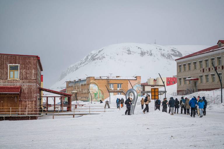 Turister besøker Barentsburg i mai 2022. Øystein Bogens «Provokasjonen» har handling lagt her, litt fram i tid.
