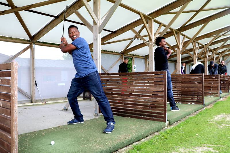 – Dette var lett: Cherinet Habtewold fra Etiopia viser hvordan golf skal spilles.–Det var ikke så vanskelig, sier han. Foto: Arne Birkemo