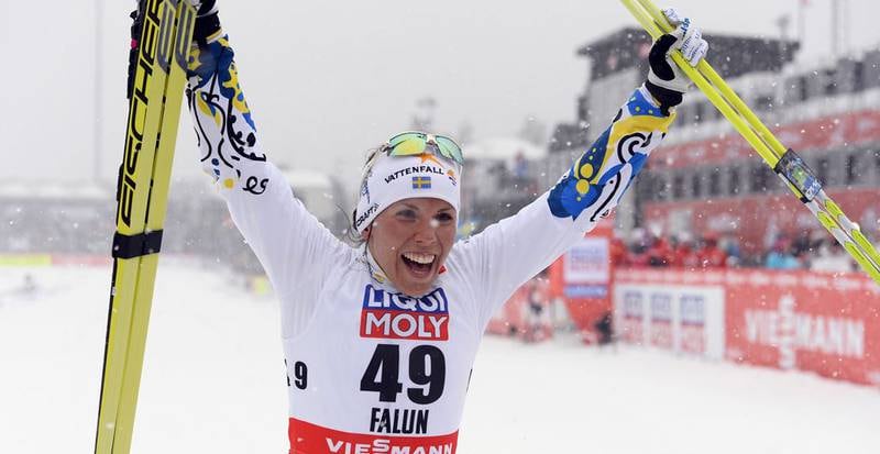 Charlotte Kalla feirer seieren på 10 km i VM i Falun. FOTO: AFP/NTB SCANPIX