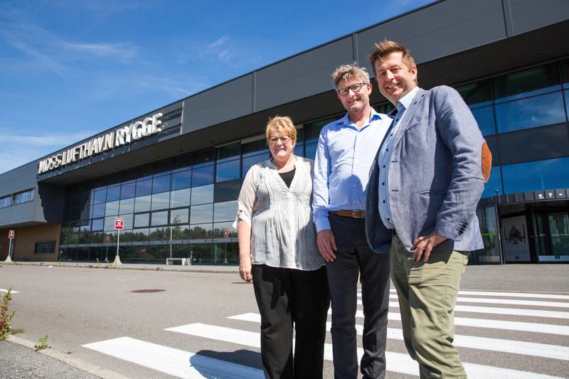 Venstre-leder Trine Skei Grande besøkte Moss lufthavn Rygge forrige uke. Det fikk blant annet MDG til å reagere. Her med Hans Kristian Melbye (i midten) i Jotunfjell Partners og varaordfører Finn-Erik Blakstad (V).