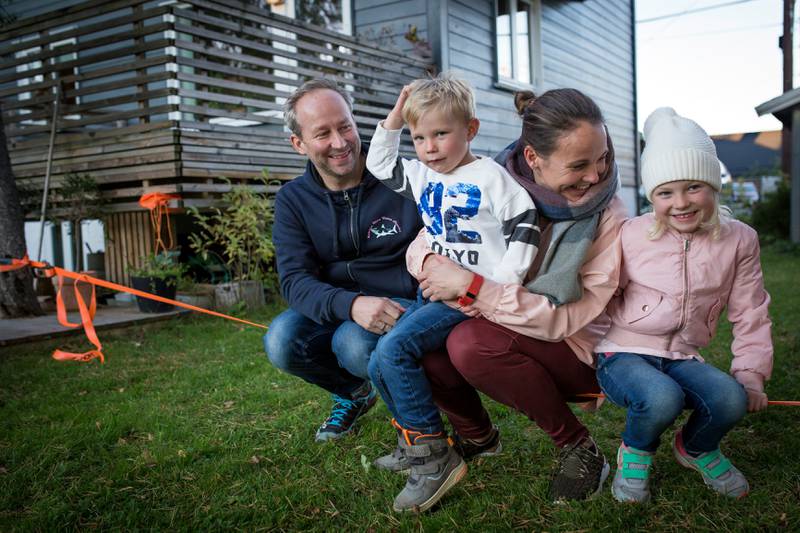 Lars, August, Linn og Ada Stockinger på familiens slake line i hagen. 