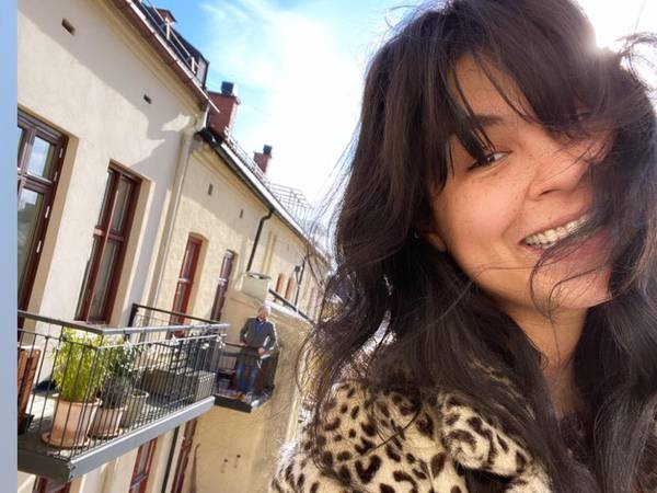  Maria Mena: – Jeg synger fra balkongen for å spre litt glede