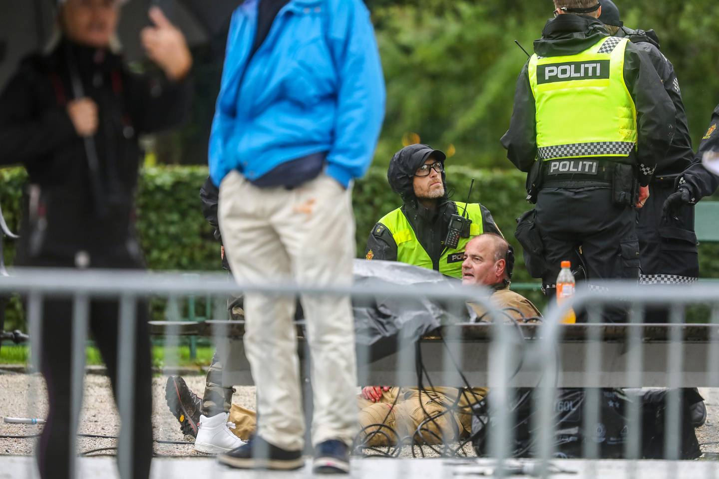Bergen 20200822. 
Sian-leder Lars Thorsen tas hånd om av politiet etter at han ble angrepet på podiet under Sians markering på Festplassen lørdag.
Foto: Eivind Senneset / NTB scanpix