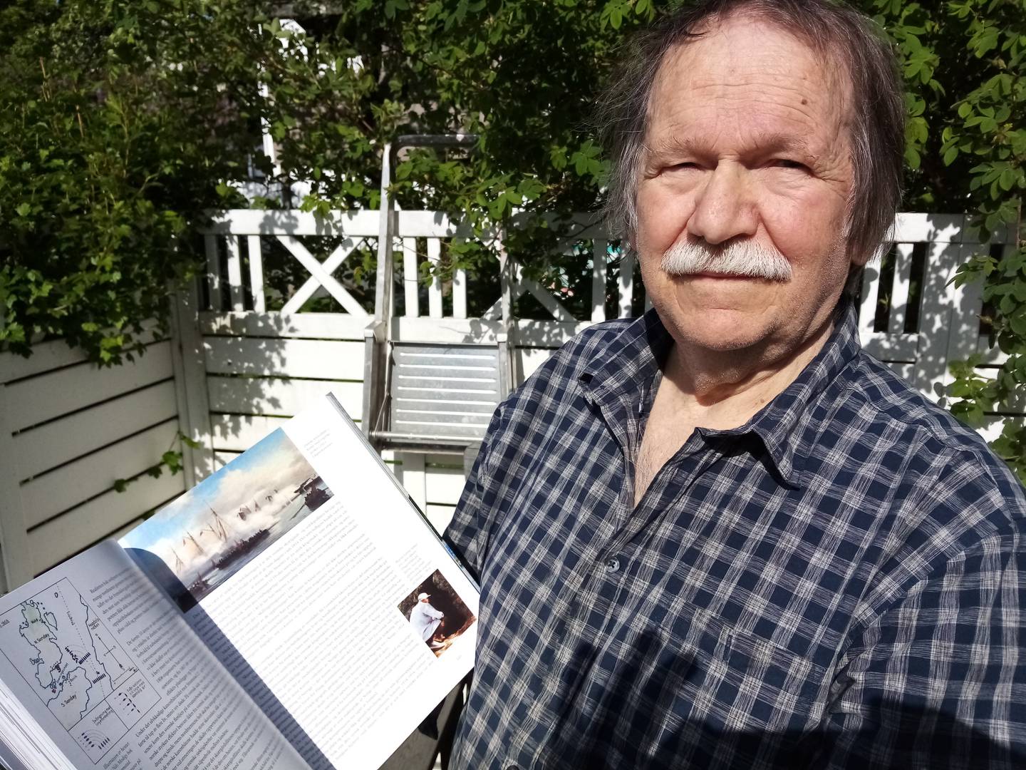 Sent og tidlig siden 2018 har Ulf Hjardar (82) jobbet med bokprosjektet "Åsted Hvaler". Nå er punktum satt og en 370 sider tykk historiebok har blitt resultatet.