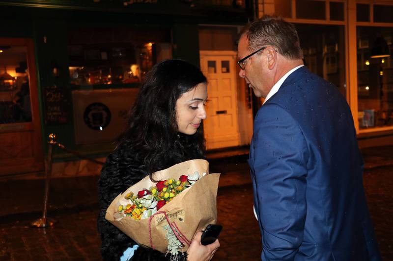 Hadia Tajik forlater Aps valgvake i Stavanger natt til tirsdag, og må innse valgnederlaget. Her er hun i en avsluttende prat med Stavanger Aps leder Jone Laursen. Foto: Stein Roger Fossmo