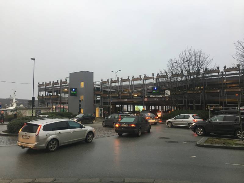 Mye trafikk i Verksgata i Stavanger fredag ettermiddag. Foto: Thor Erik Waage
