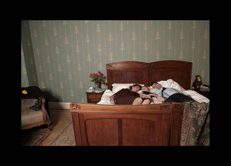 Galleri F15s utstilling «Exitus – død, sorg og melankoli» går rett på sak. Claudia Reinhardt Teljers serie «Kjærlighetens gravkammer», (Tomb of Love – Grabkammer der Liebe), rekonstruerer «berømte» selvmord som familien Gottschalks under andre verdenskrig.