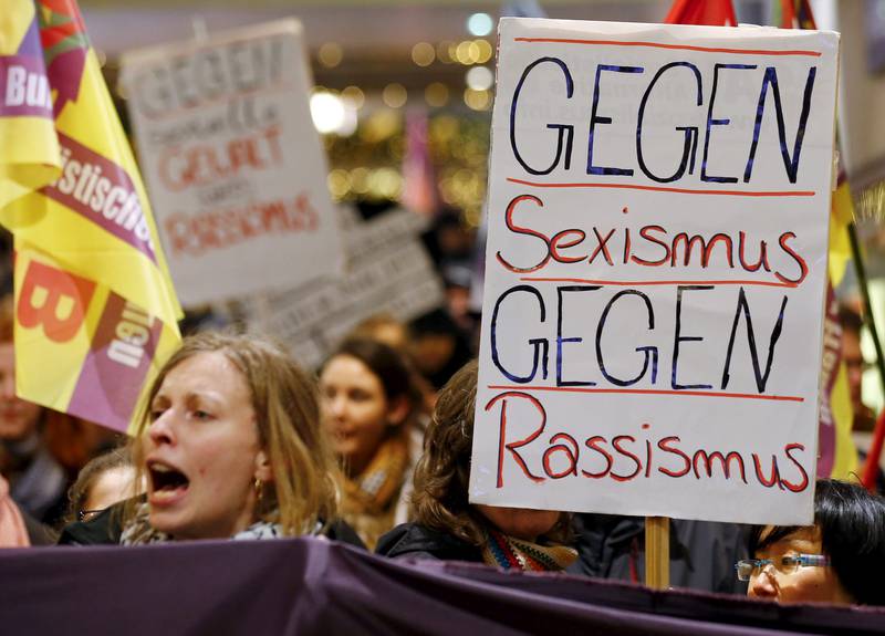 Hendelsen i Köln har skapt enorm debatt. Her fra en demonstrasjon i Köln. «Mot rasisme, mot sexisme», står det på plakaten. FOTO: Wolfgang Rattay/NTB SCANPIX