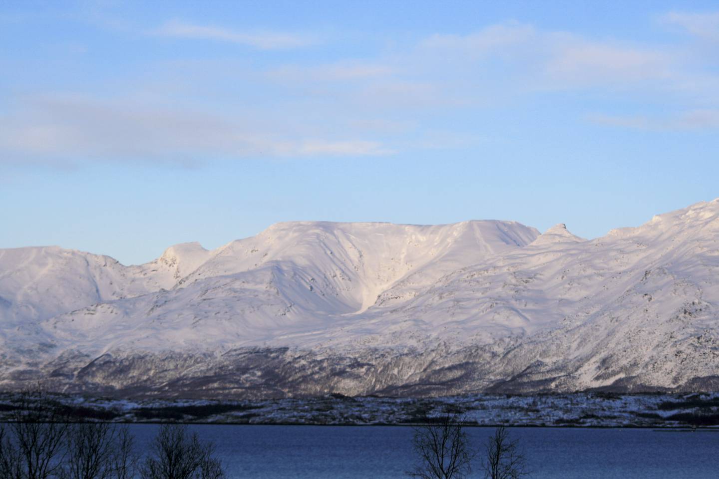 Kåfjord er en av kommunene uten noe vern etter naturmangfoldloven, verken av land- eller havarealer, ifølge SSB. Bildet viser det 1.288 meter høye fjellet Sorbmegáisá.