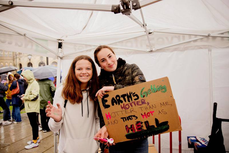 Plakaten til Ida Nossum og Lily Izady måtte gi tapt i regnværet, de fikk laget en ny på plakatverkstedet til Natur og Ungdom.