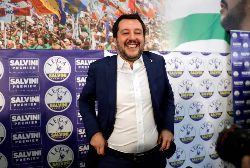 Legas Matteo Salvini smiler stort da det ble klart at hans parti på ytre høyre ble størst i høyrealliansen.